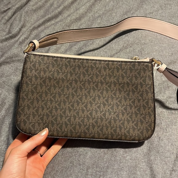 Michael Kors Jet Set Travel Purse with coin purses - Picture 5 of 17